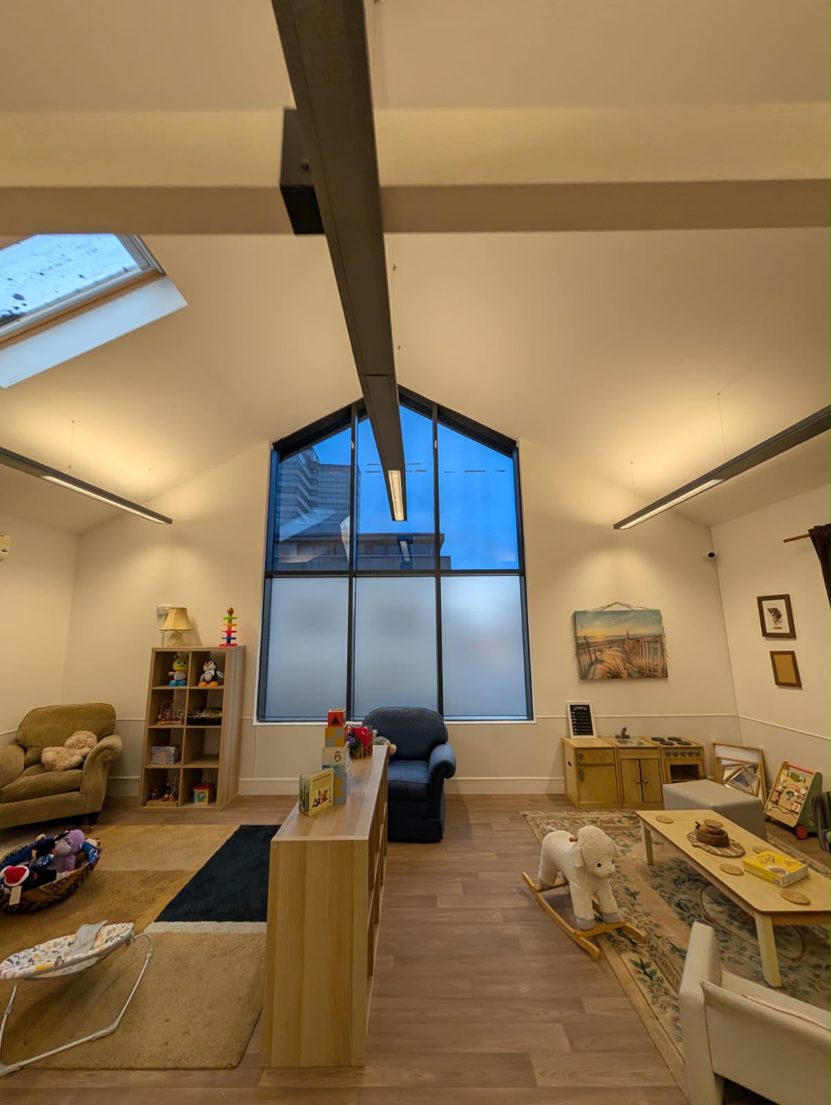 Bright, calm room at Wibli Wobli Cardiff with high ceilings, books and soft seating